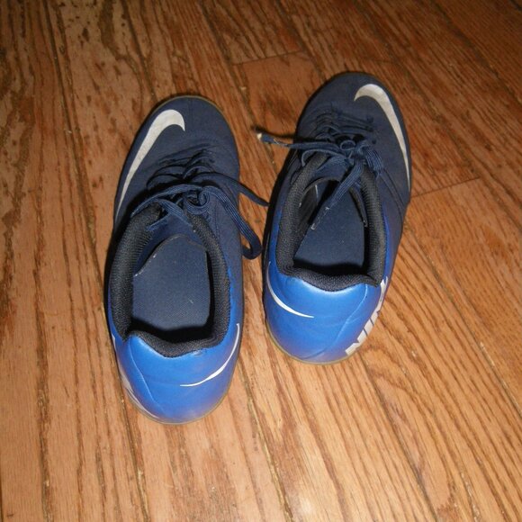 Teen's / Men's Nike Indoor Soccer Athletic Shoes - Picture 3 of 4